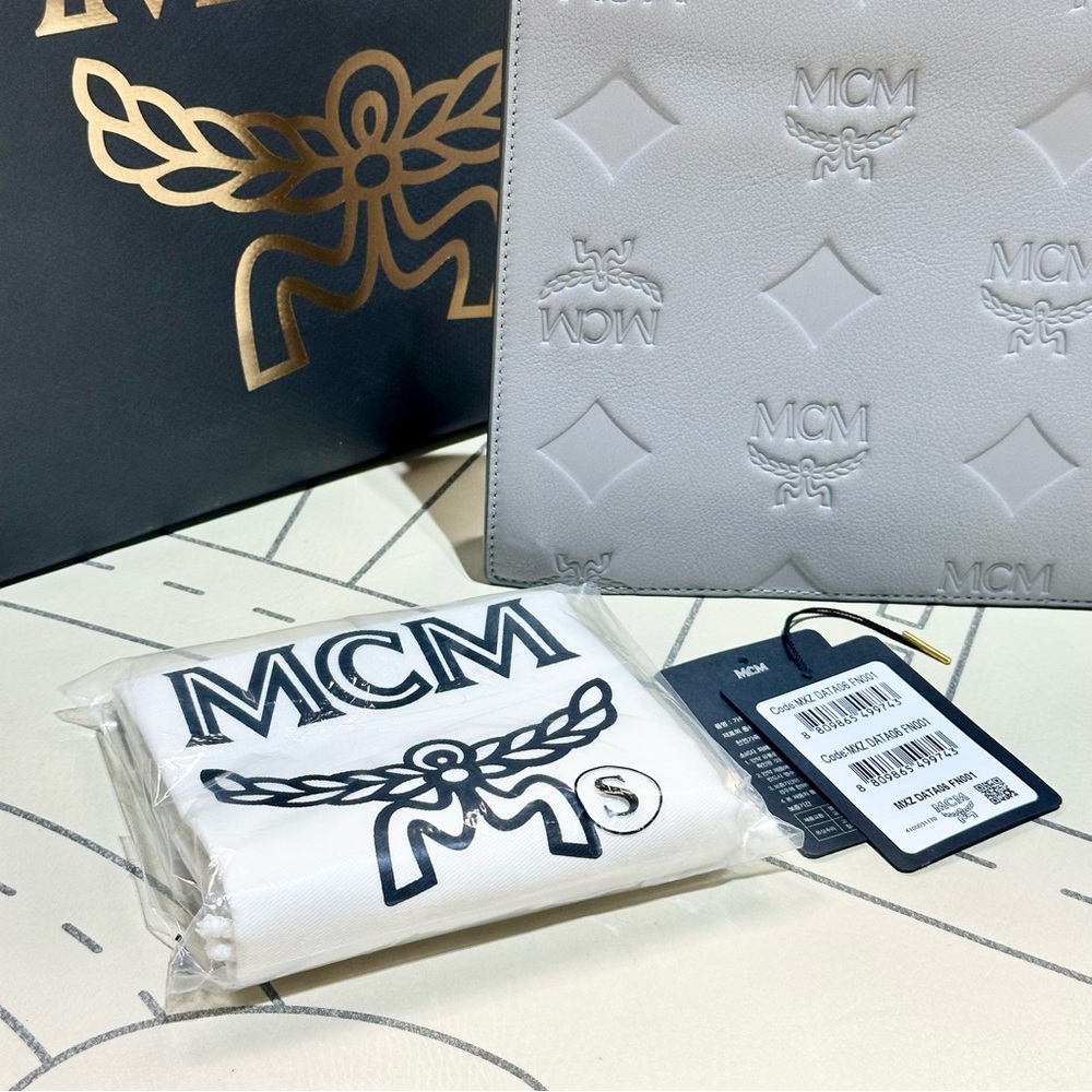 MCM Aren Wristlet Zip Pouch In Maxi Monogram Leather - Picture 4 of 9